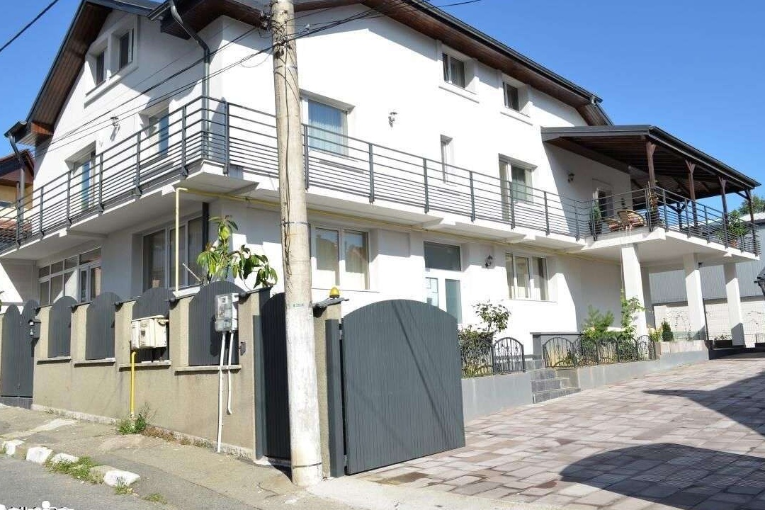 Complex Nord - Vila 499 mp cu Parter Birouri, Terase, Curte, Parcari!
