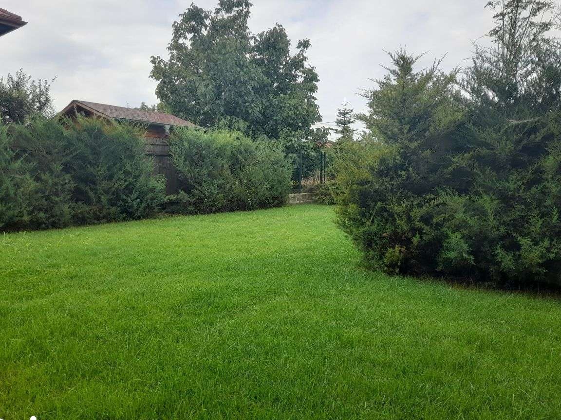 Complex securizat de 11 case situat langa parc. Zona linistita