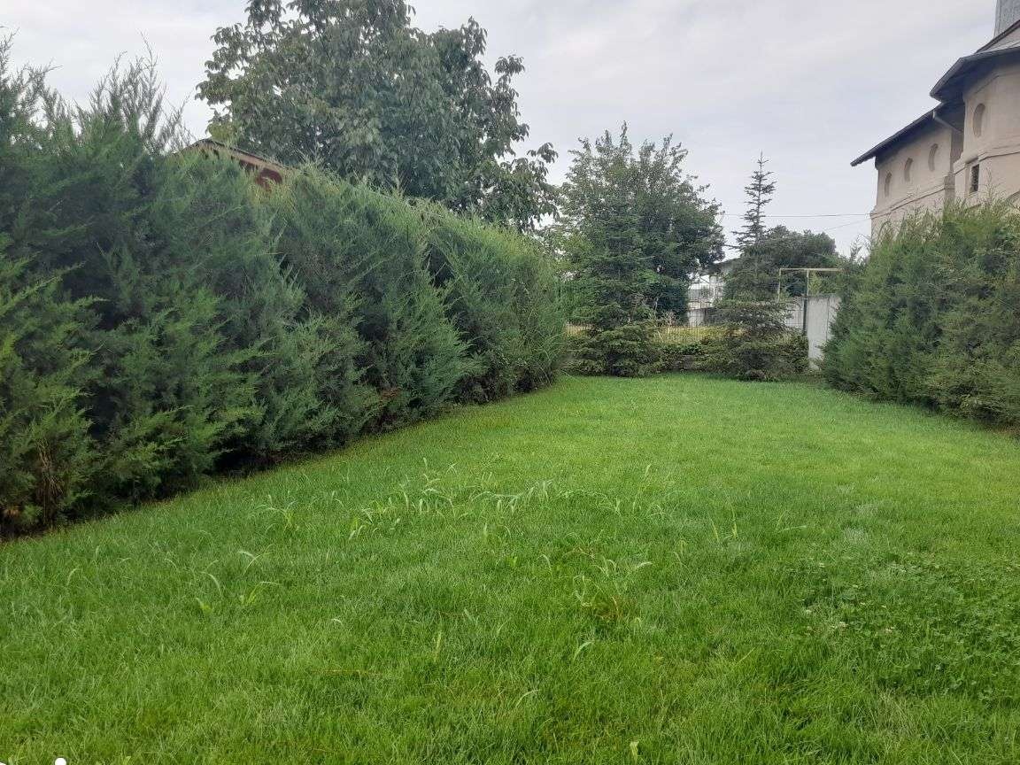 Complex securizat de 11 case situat langa parc. Zona linistita