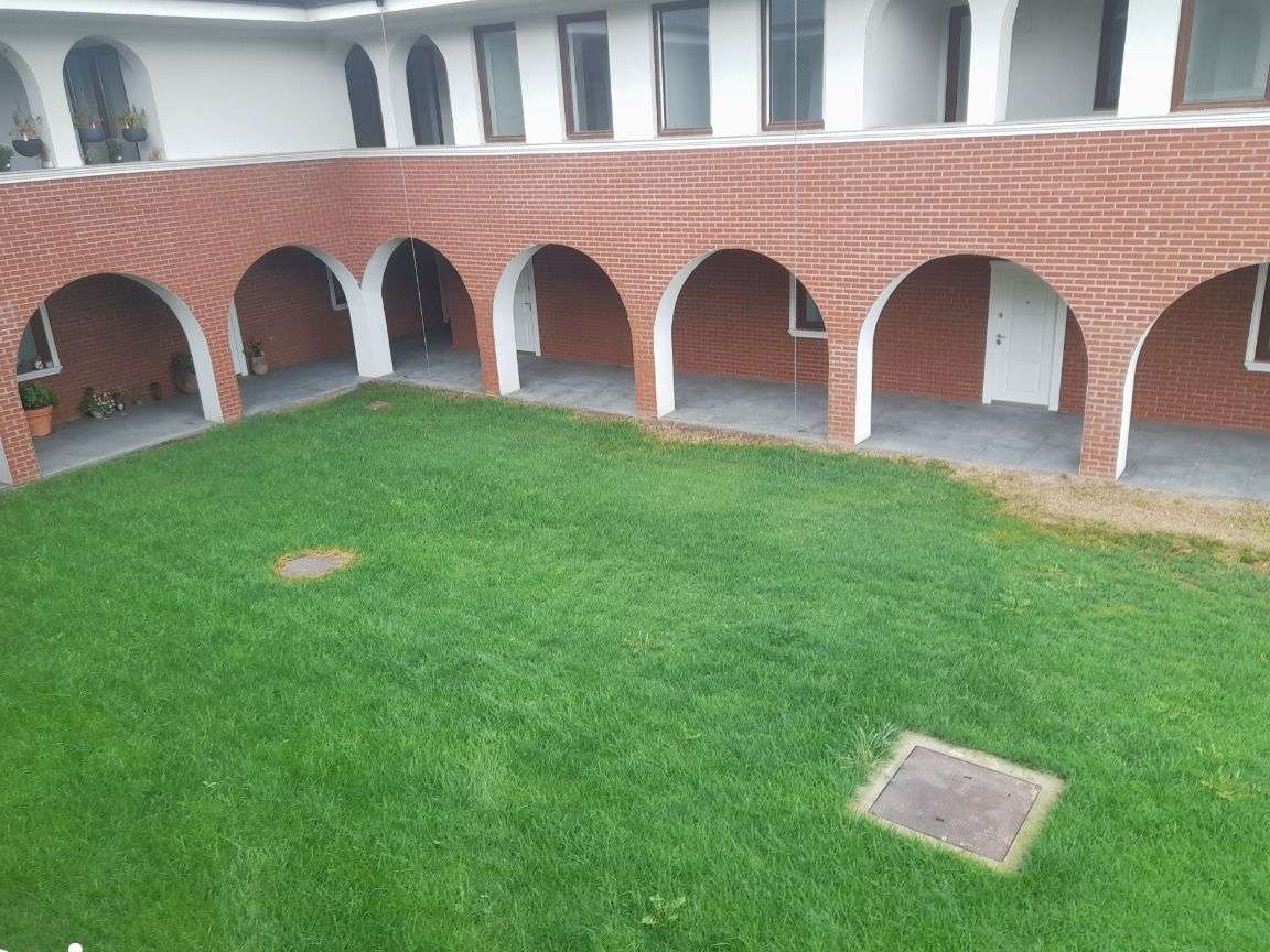 Complex securizat de 11 case situat langa parc. Zona linistita