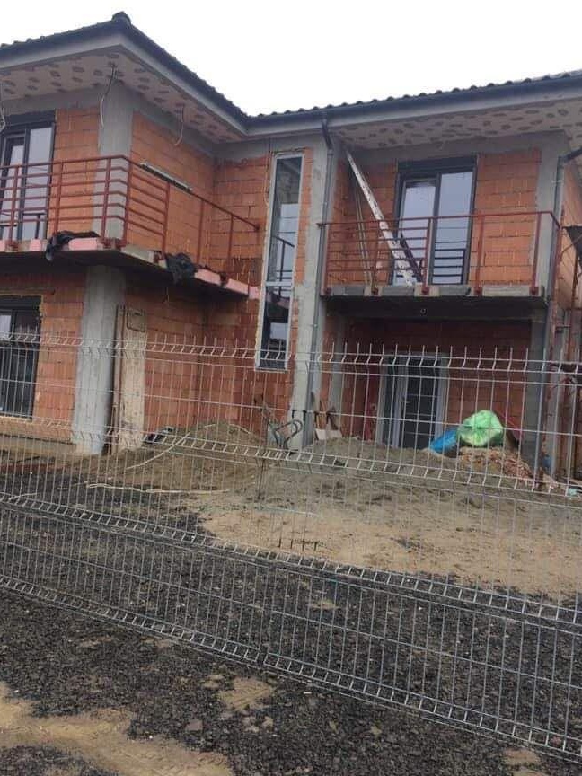 Constructii case in rosu si la cheie