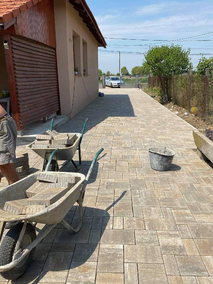 Constructii case in rosu si la cheie