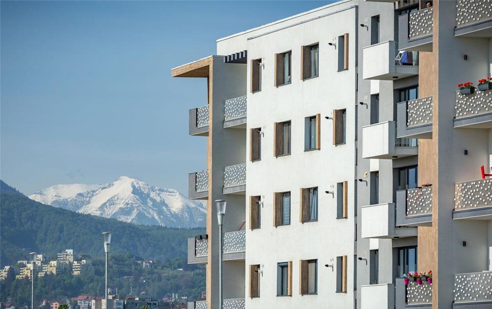 Coresi Apartament nou 2 camere + 1 logie si loc parcare