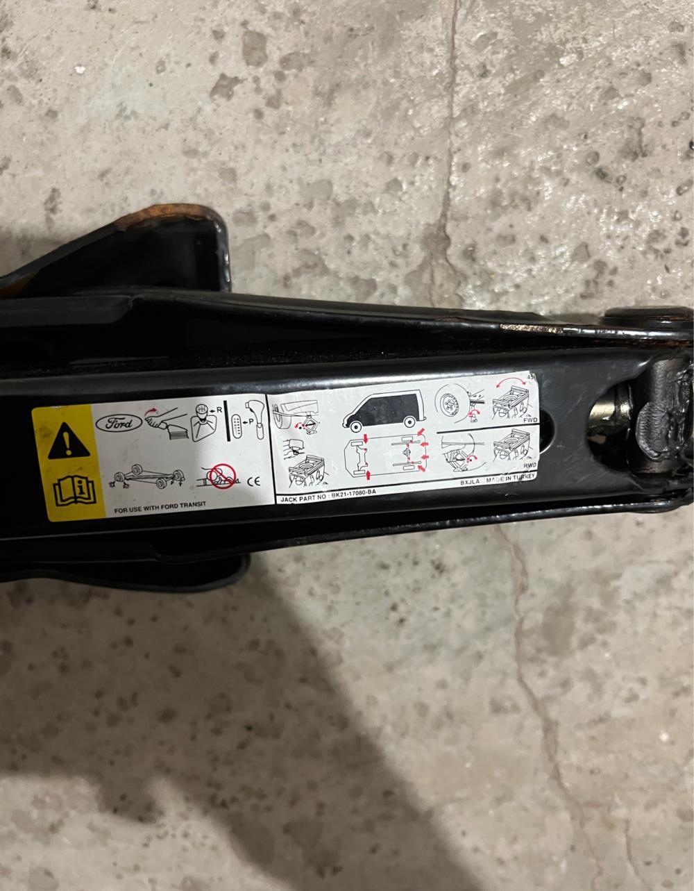 Cric autoturism si autoutilitara si carlig remorcare