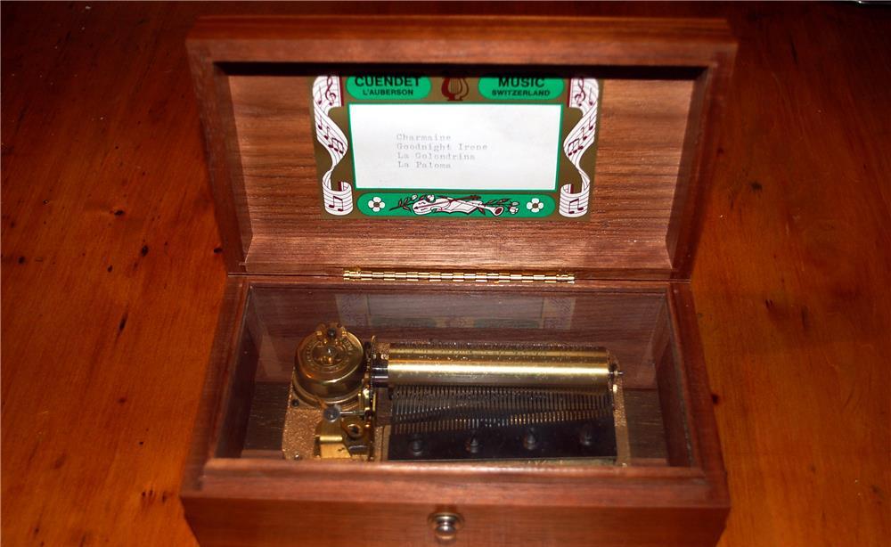 CUENDET Music box