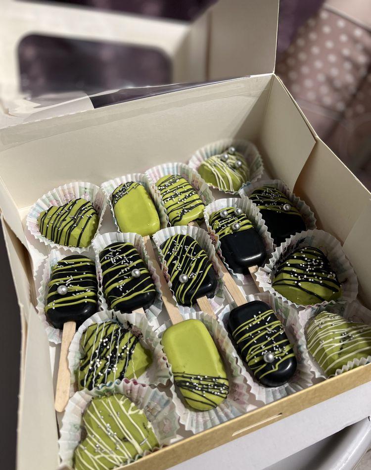 Cutie prajituri cakesicles, inima de ciocolata si capsuni in ciocolata