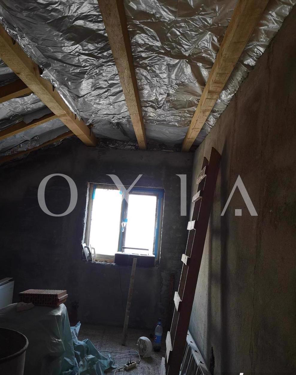 CX238 1/2 duplex "LA ROSU" in interior, aproape de asfalt!