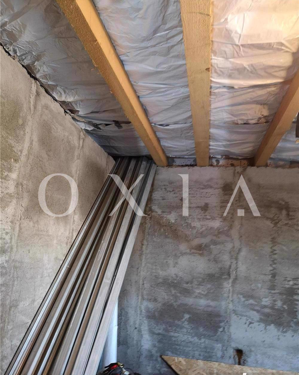 CX238 1/2 duplex "LA ROSU" in interior, aproape de asfalt!