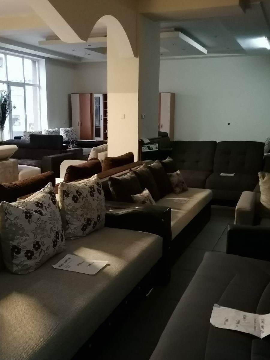 Dau în chirie spațiu comercial