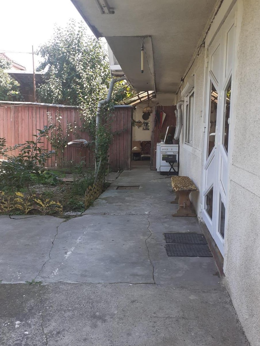 De vanzare casa 4 camere si 2 garaje in Reghin