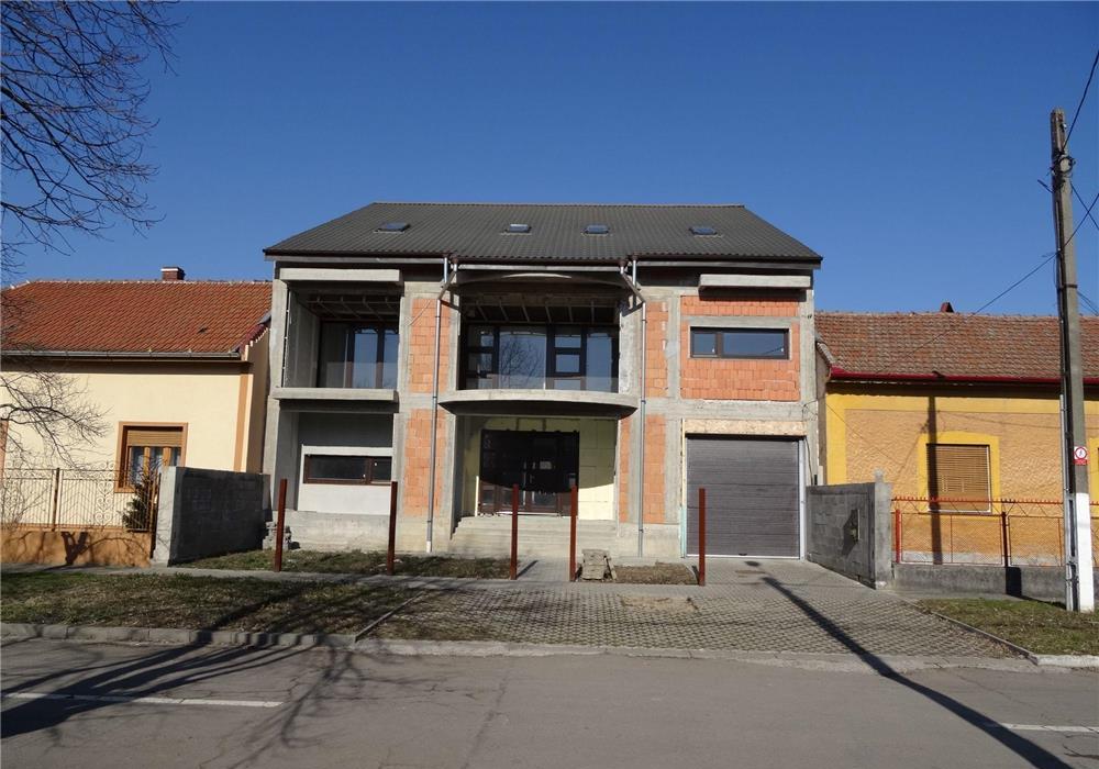 De vanzare casa la rosu Strada Mistral 25