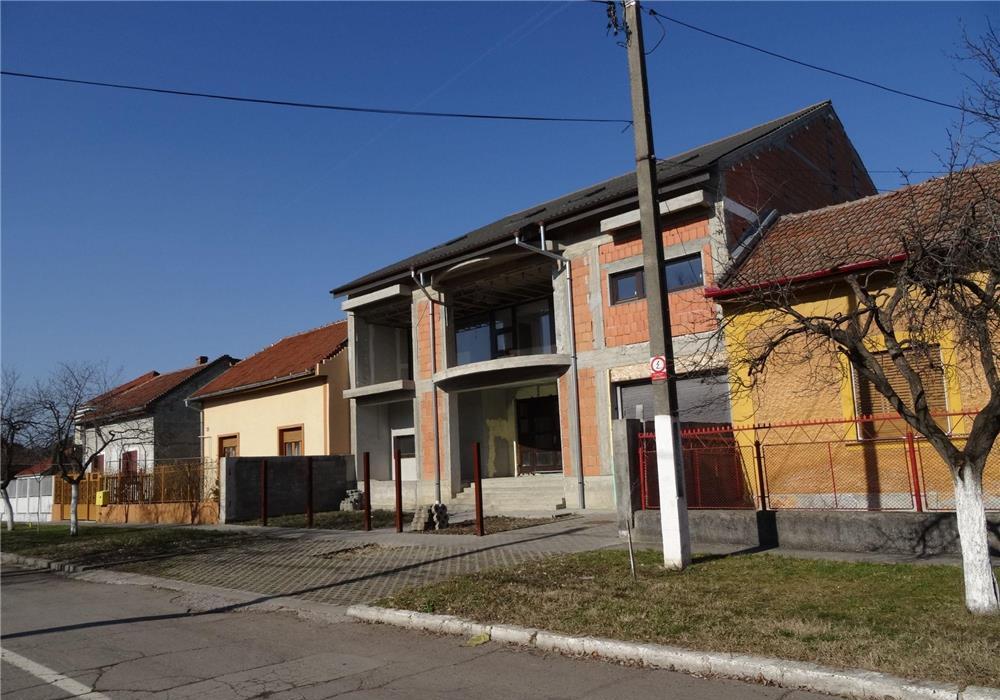 De vanzare casa la rosu Strada Mistral 25