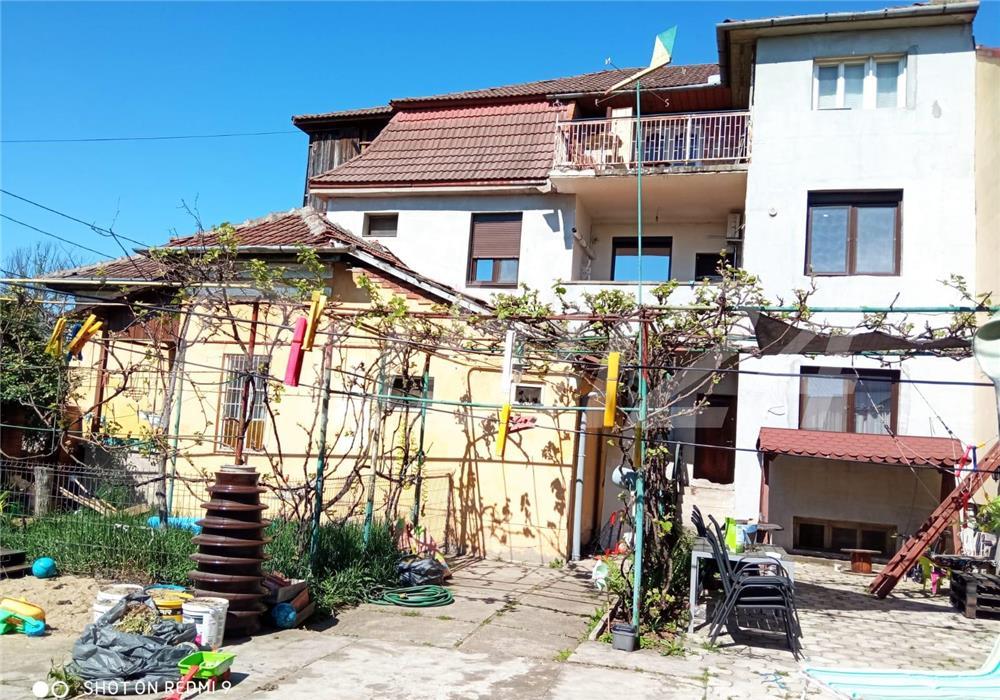 De vânzare casă pe 3 nivele în Calea Lipovei