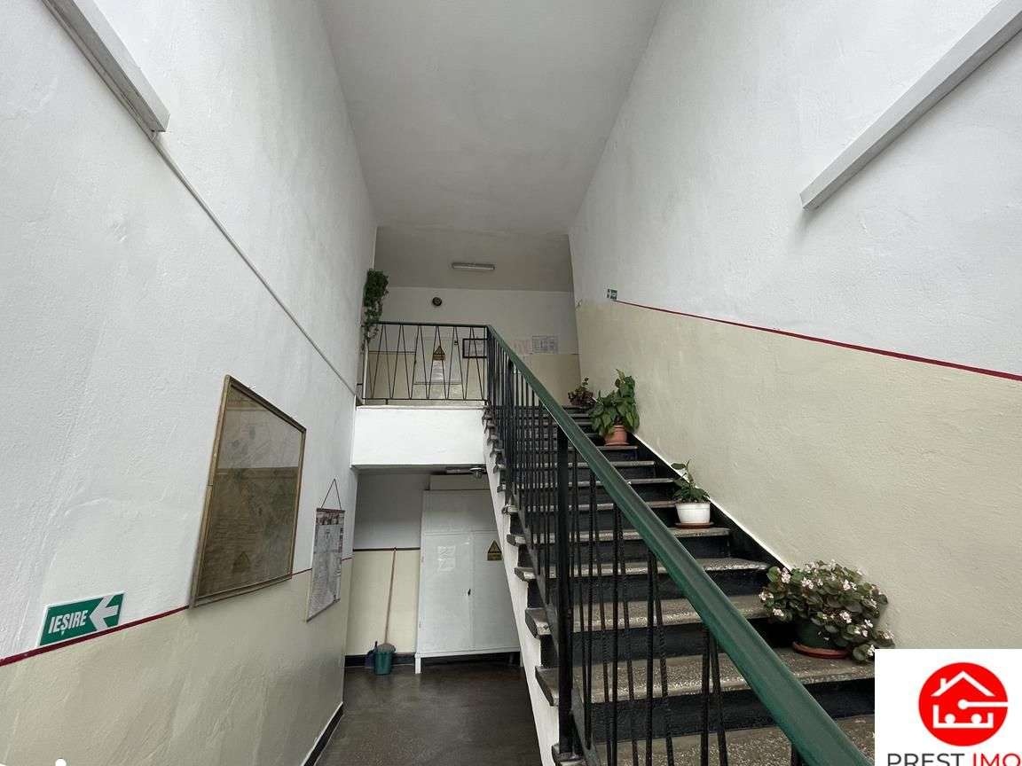 De vanzare spatiu industrial cu hale si platforma betonata cu suprafat