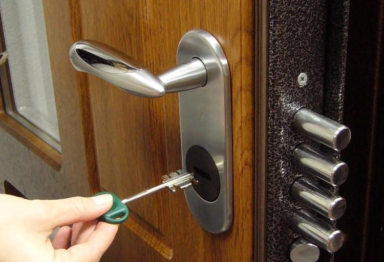 Deblocari usi metalice Galati, schimbare yala,schimbare manere, broaste usi,reparatii usi metalice