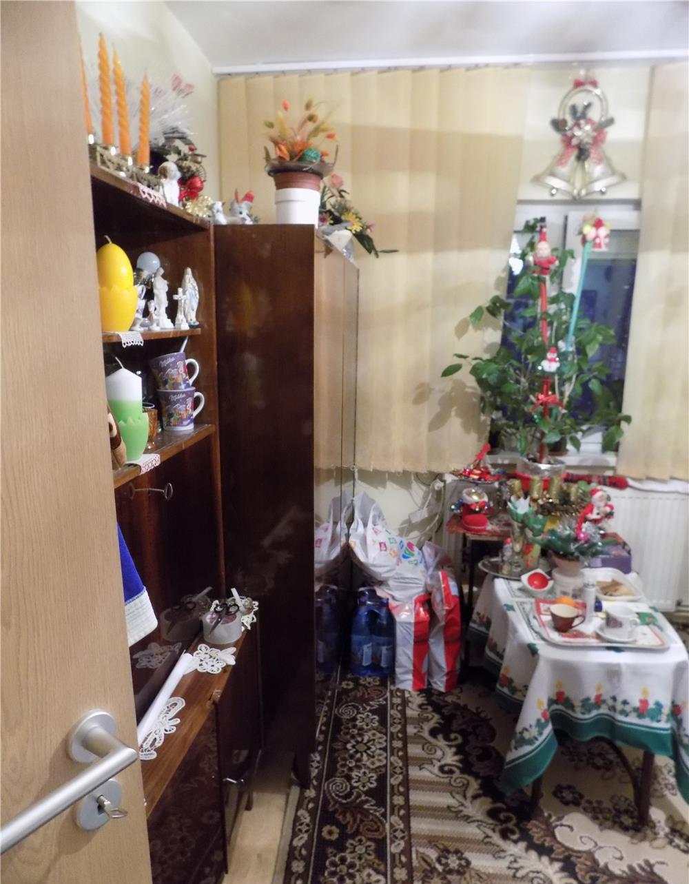 Decomandat, 2 bai, centrala termica proprie.