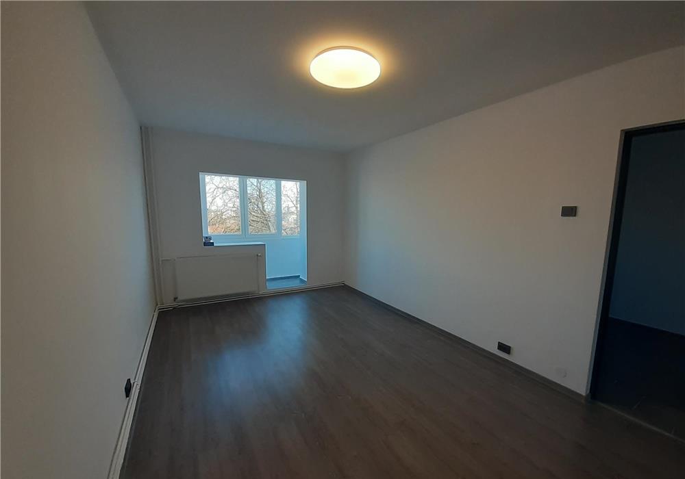 Decomandat, disponibil imediat, complet renovat.