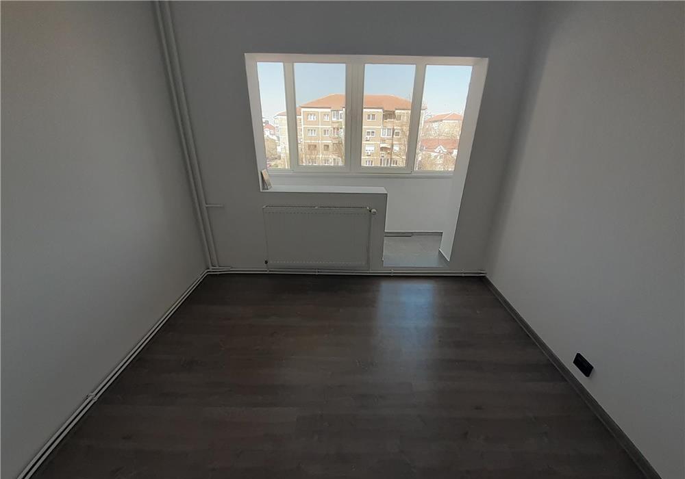 Decomandat, disponibil imediat, complet renovat.