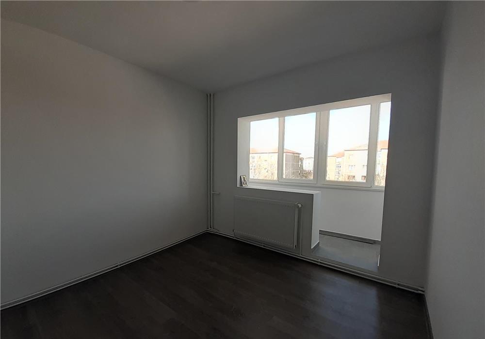 Decomandat, disponibil imediat, complet renovat.