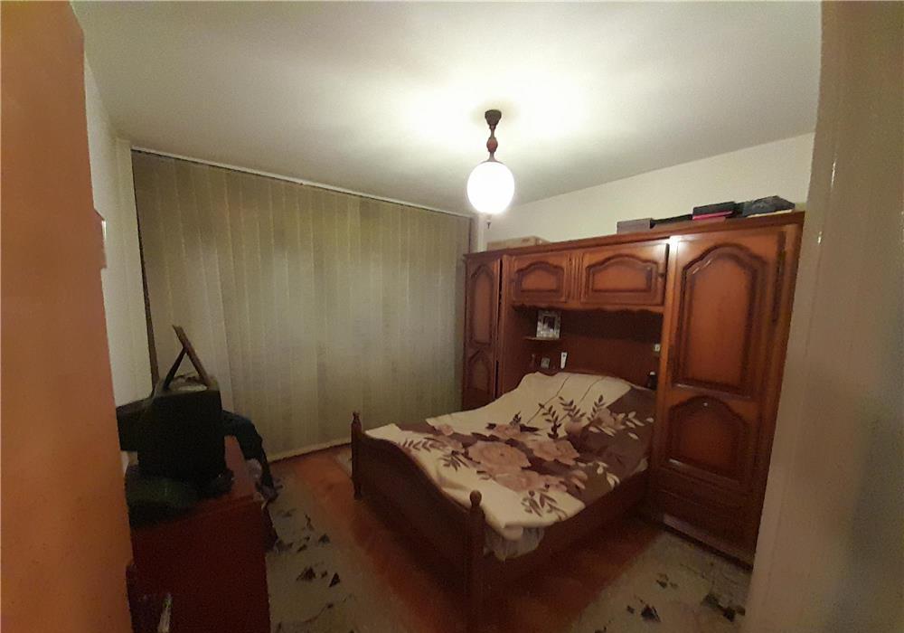 Decomandat, spatios, calduros, 2 bai.