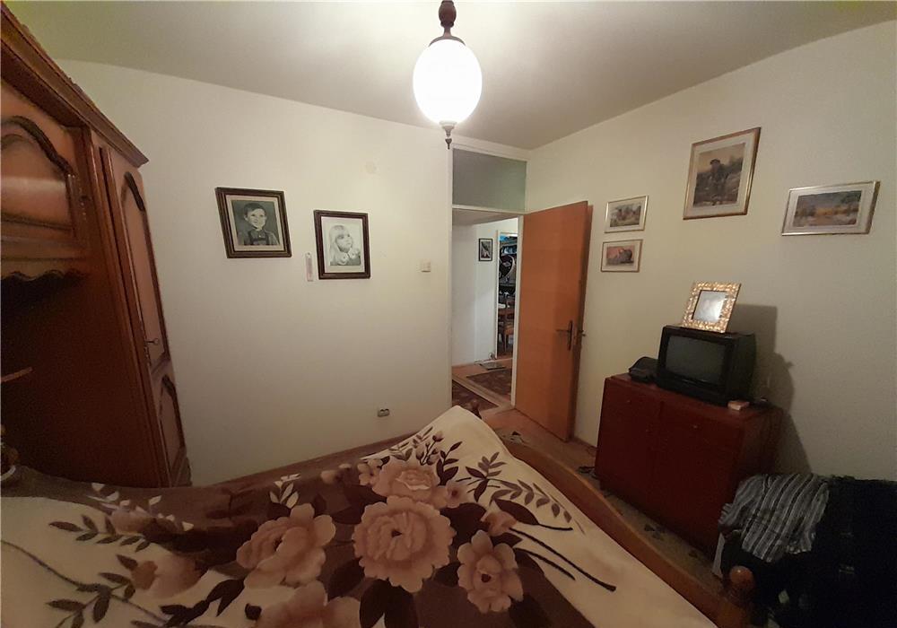 Decomandat, spatios, calduros, 2 bai.