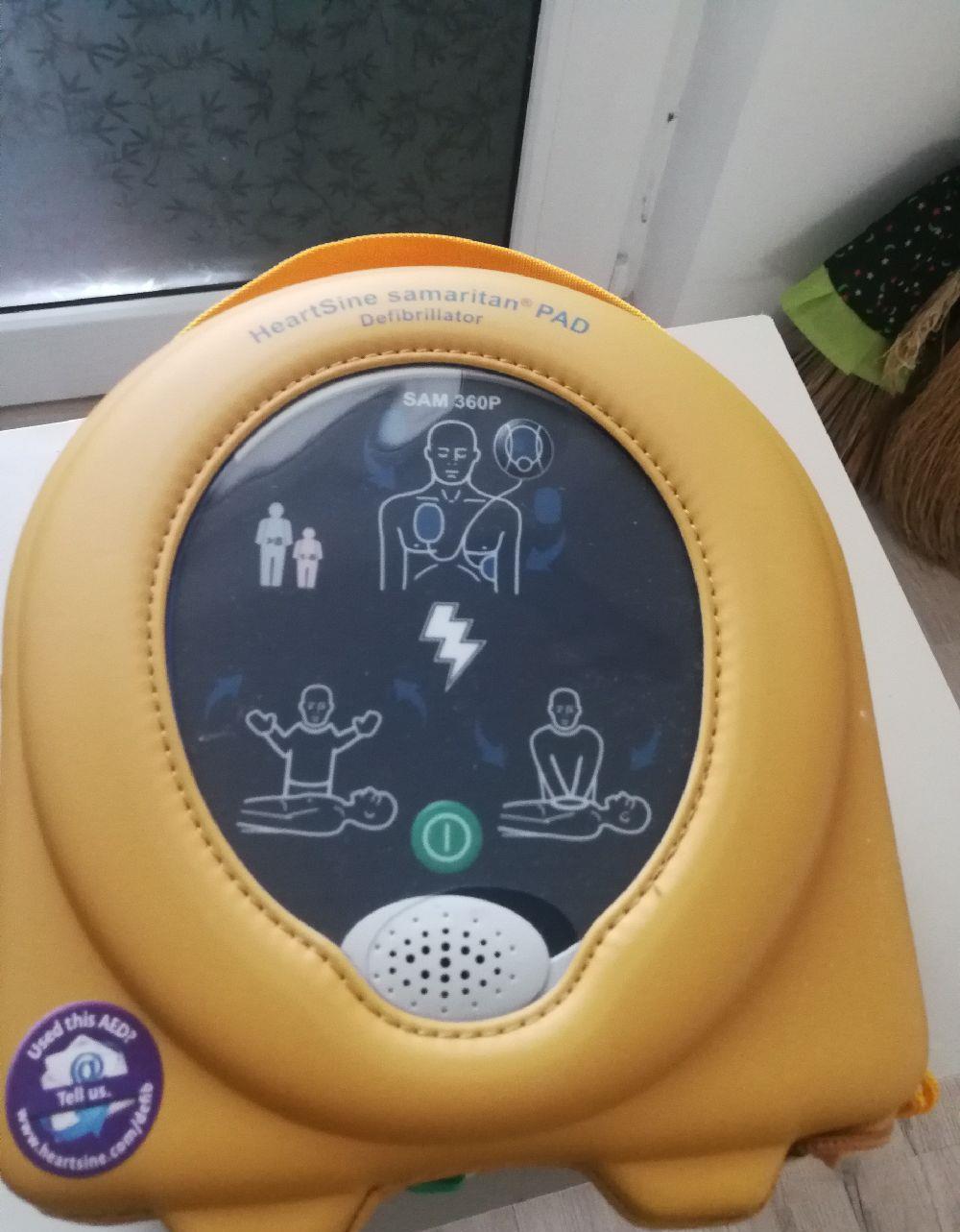 Defibrilator portabil