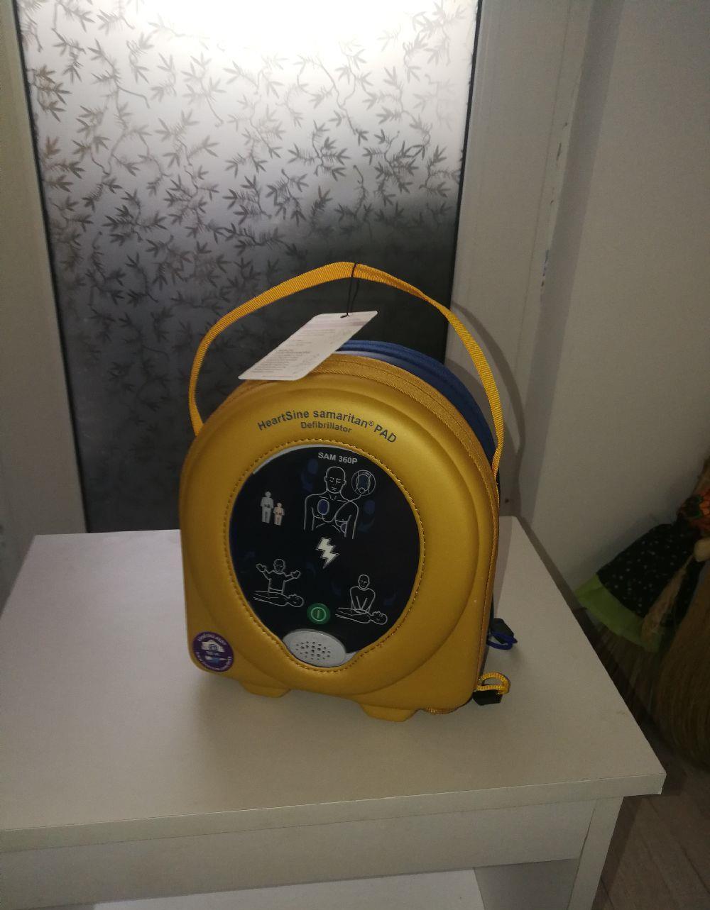 Defibrilator portabil
