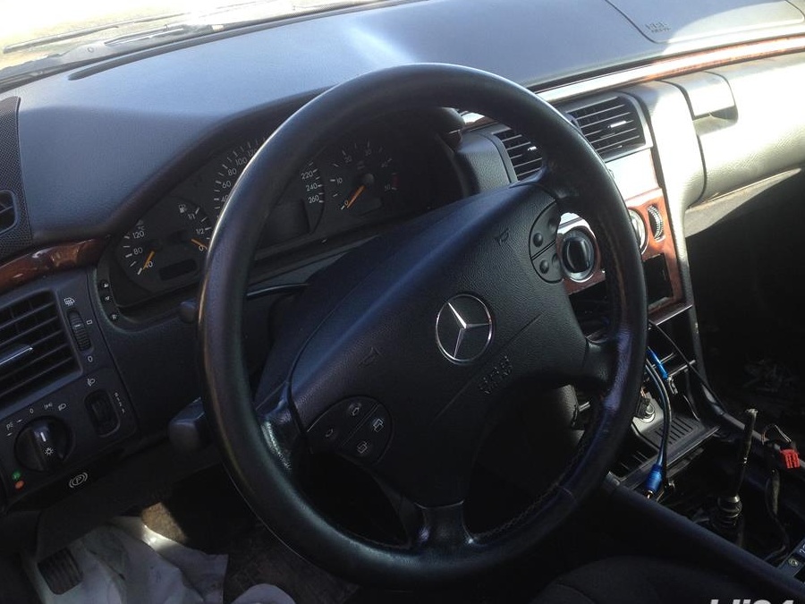 Dezmembrez E220 an 2003