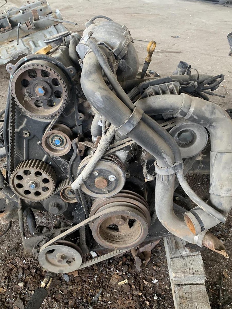 dezmembrez nissan vanette diesel 2,3