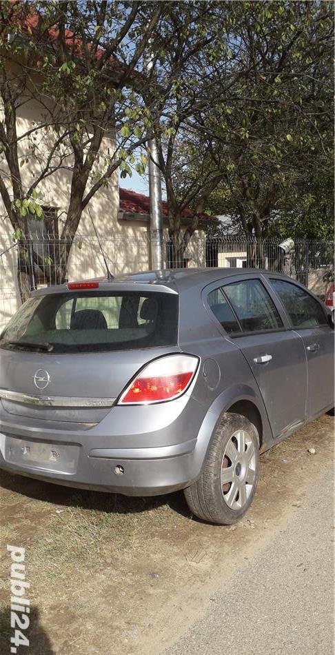 Dezmembrez opel astra H 2005