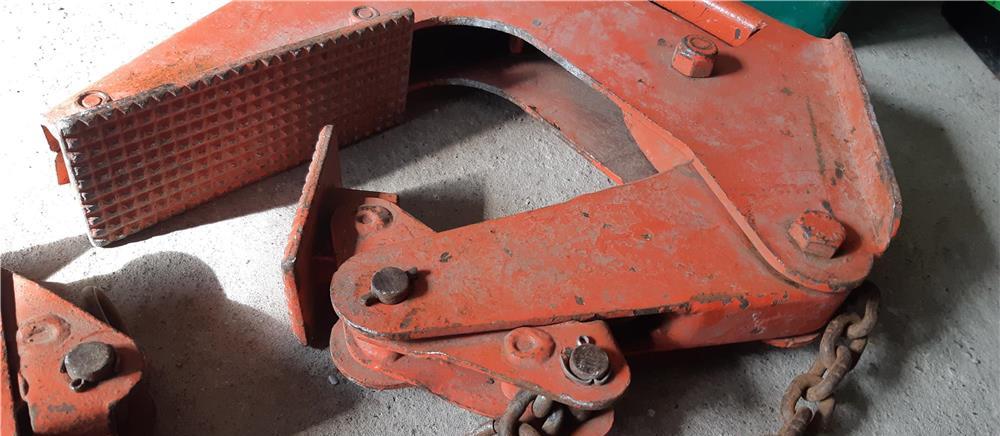 Dispozitiv clesti pentru manevrat inele-tevi  beton