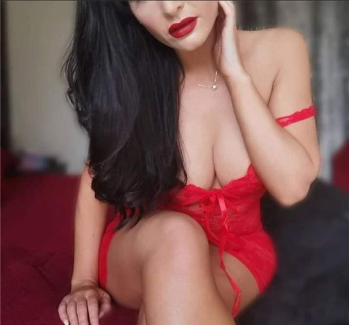 Doamnă matura 33 de ani - Brunetă sani mari - Forme foarte frumoase și un zâmbet care te va seduce