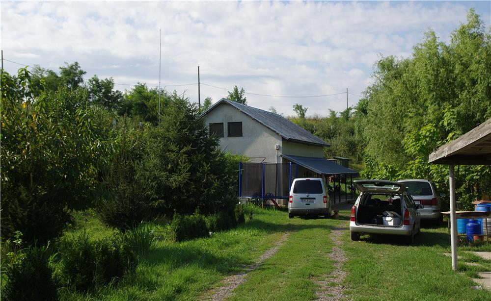 Domeniu de pescuit cu casa , livada , total electrificat.