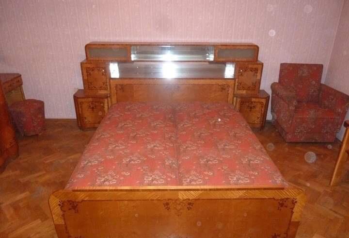 Dormitor vechi din lemn masiv cu intarsie, in stare impecabila