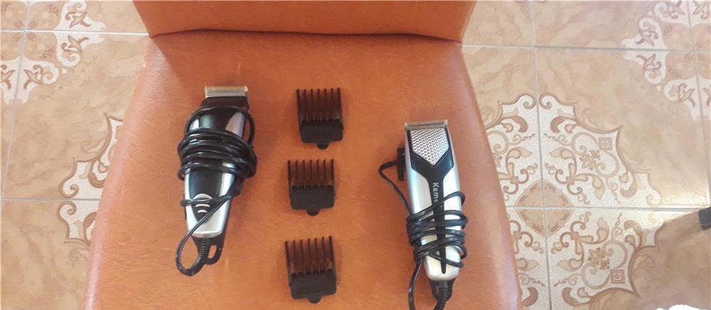 Două mașini de tuns părul cu fir si grătare