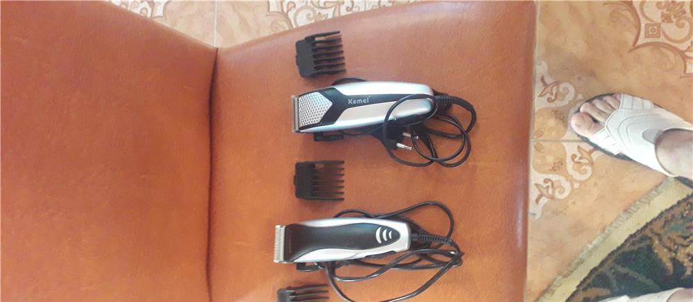 Două mașini de tuns părul cu fir si grătare
