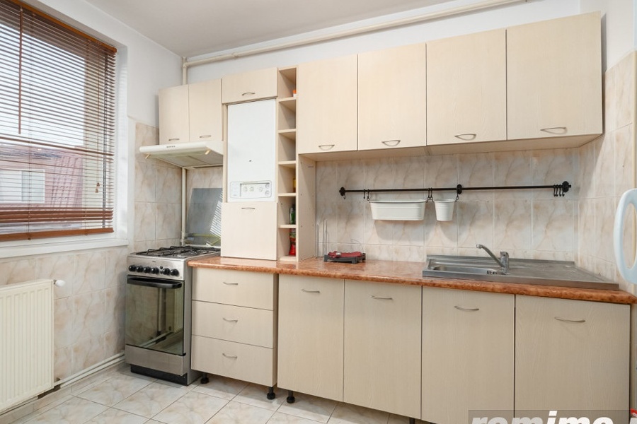 Dristor - Rm Sarat, 2 camere, decomandat, centrala proprie, etaj 2/4