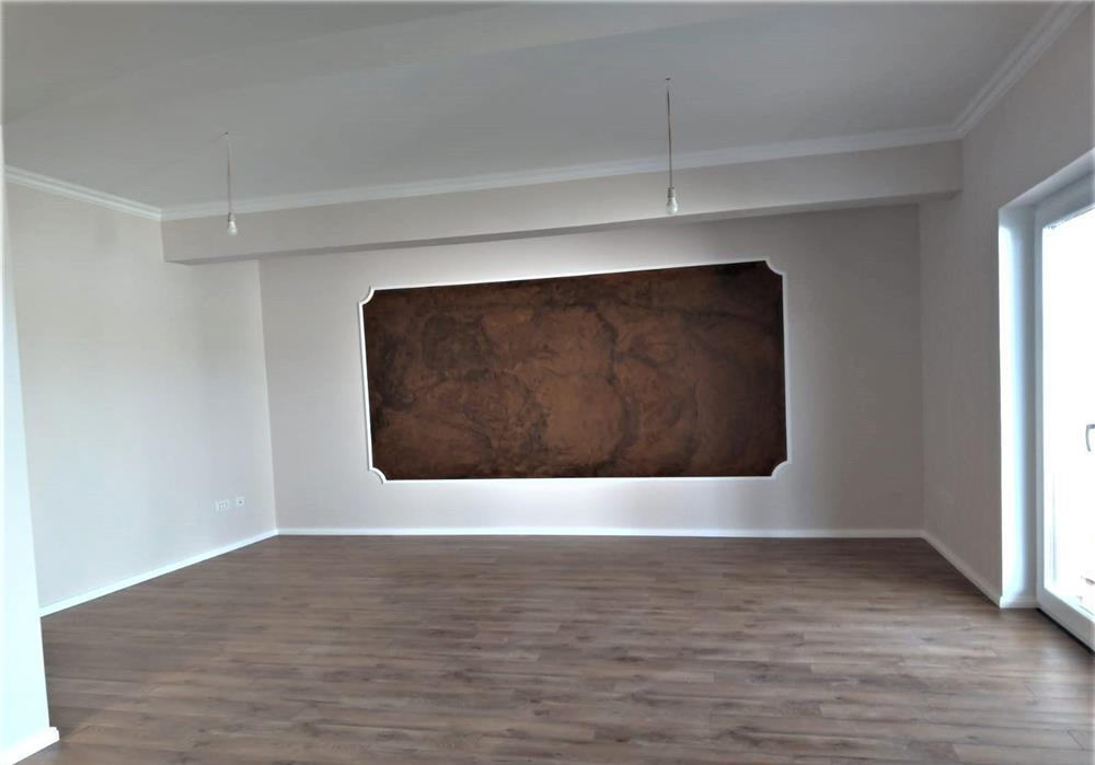 Duplex despartit prin camera tehnica, pe partea cu Padurea