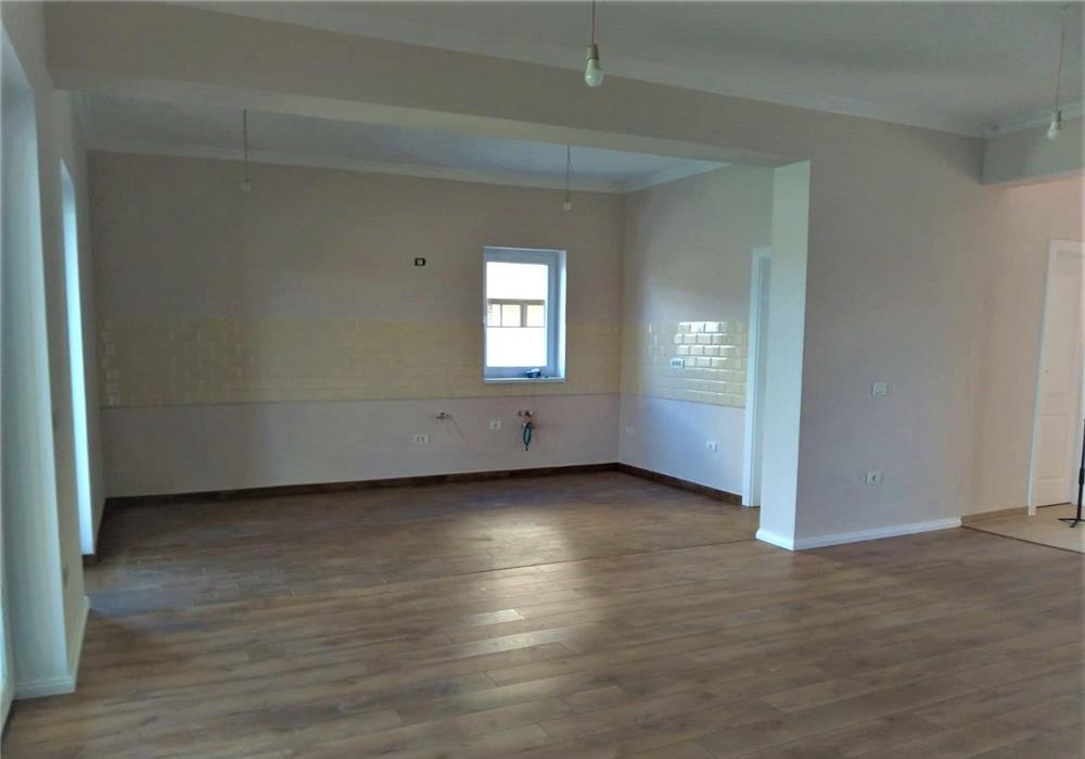 Duplex despartit prin camera tehnica, pe partea cu Padurea