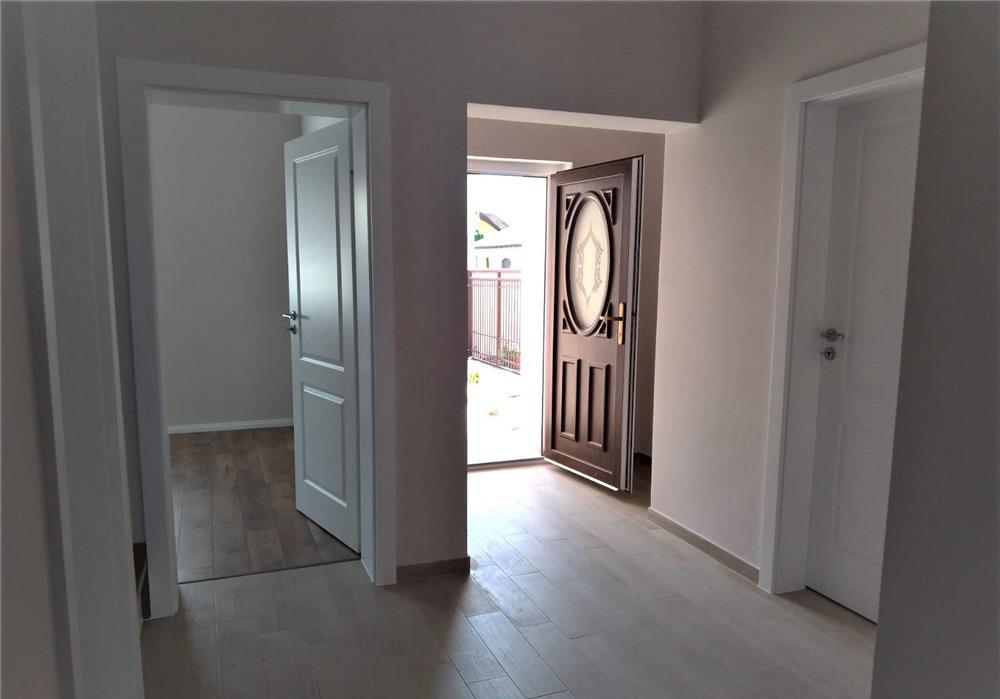 Duplex despartit prin camera tehnica, pe partea cu Padurea