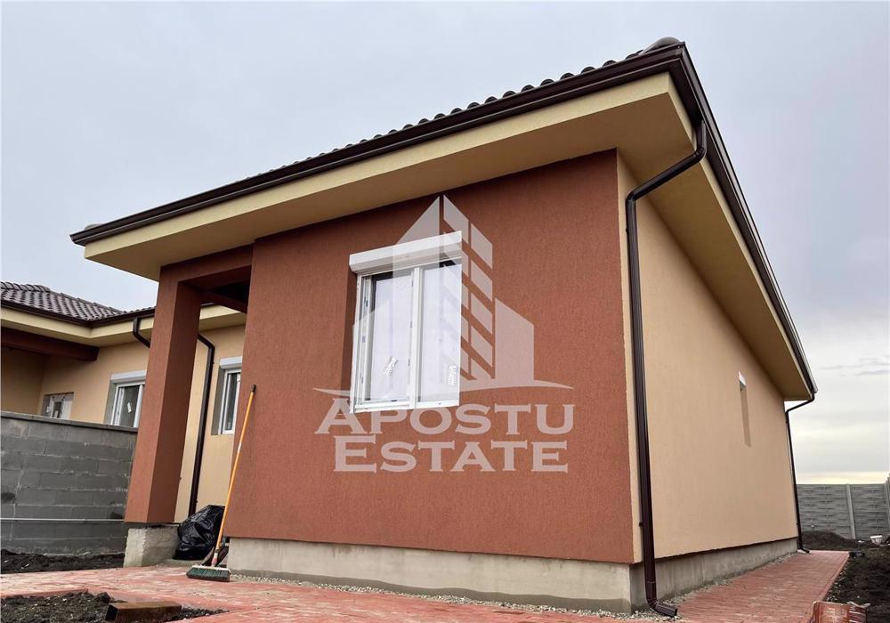 Duplex pe parter in Mosnita cu toate utilitatiile. Disponibile ambele jumatati.