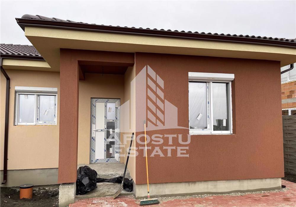 Duplex pe parter in Mosnita cu toate utilitatiile. Disponibile ambele jumatati.