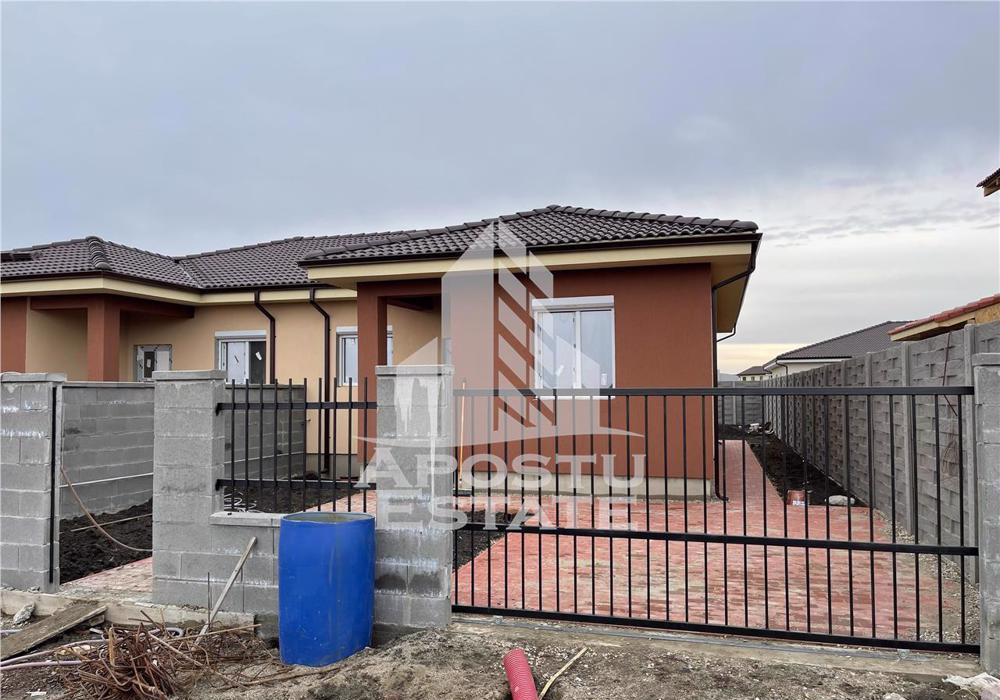 Duplex pe parter in Mosnita cu toate utilitatiile. Disponibile ambele jumatati.