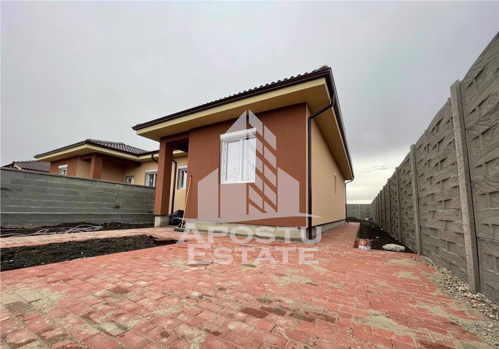 Duplex pe parter in Mosnita cu toate utilitatiile. Disponibile ambele jumatati.