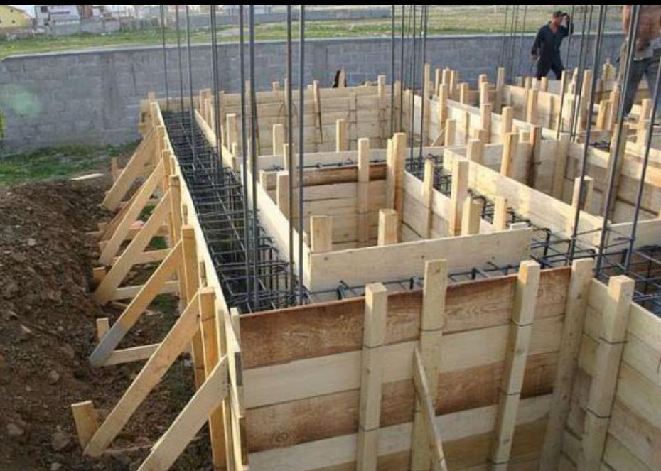 Echipa de constructii.