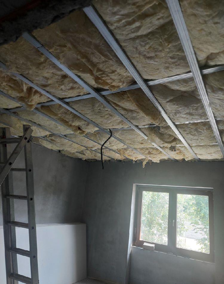 echipa de meseriași construcții amenajări interioare și exterioare