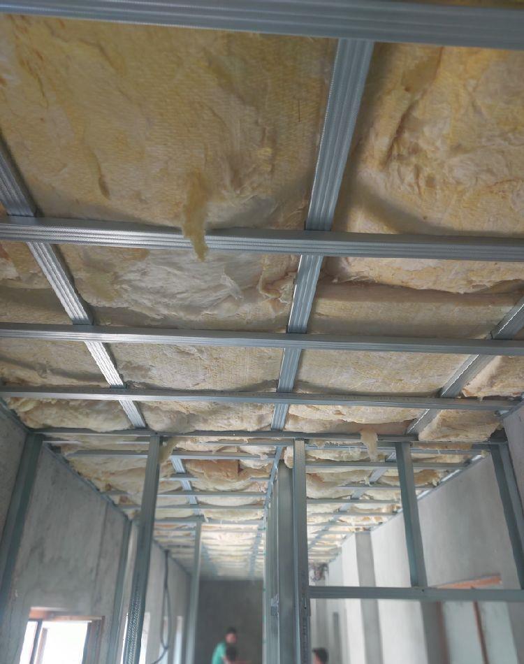 echipa de meseriași construcții amenajări interioare și exterioare