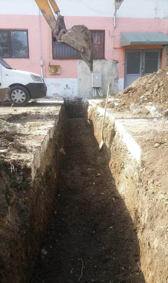 Efectuez lucrari cu excavatorul