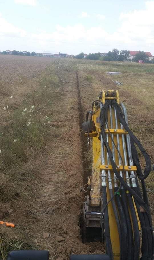 Efectuez lucrari cu excavatorul