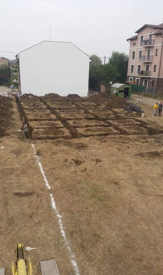 Efectuez lucrari cu excavatorul